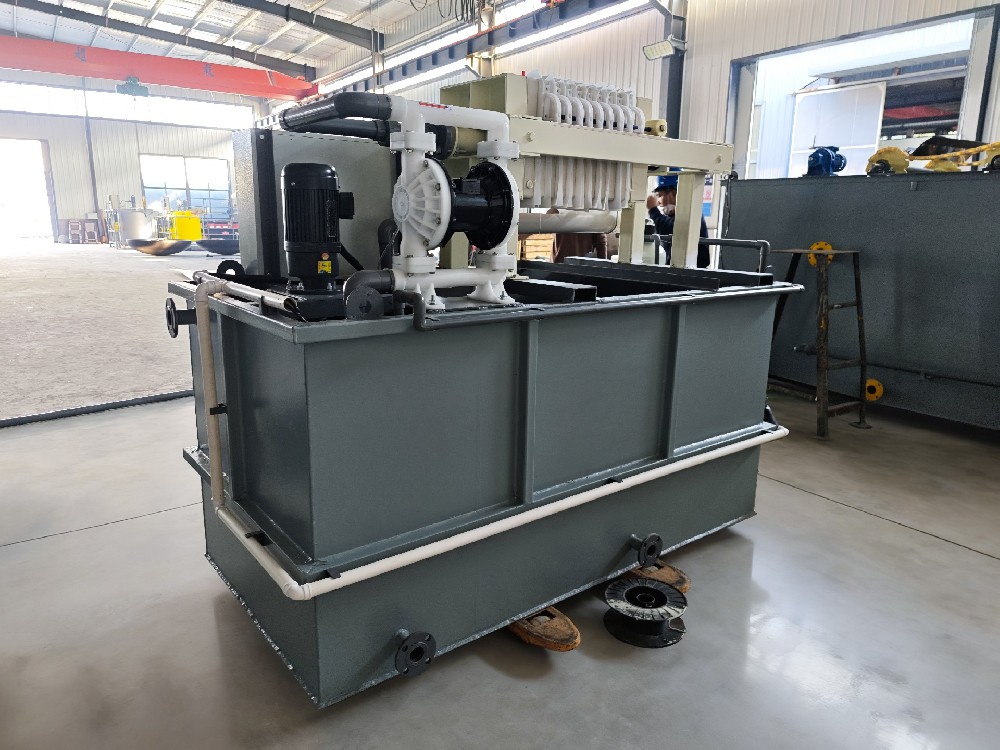 絮凝壓濾一體機：塑料清洗廢水污泥的高效處理方案及應用效果